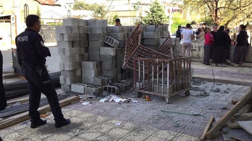 İnşaat işçisinin üzerine yük asansörü düştü