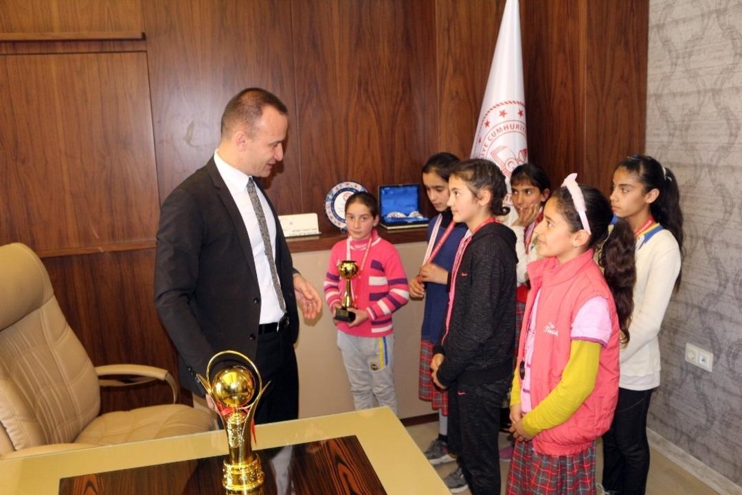 Ağrılı başarılı sporcular Milli Eğitim M&uuml;d&uuml;r&uuml; Tekin&rsquo;i ziyaret etti