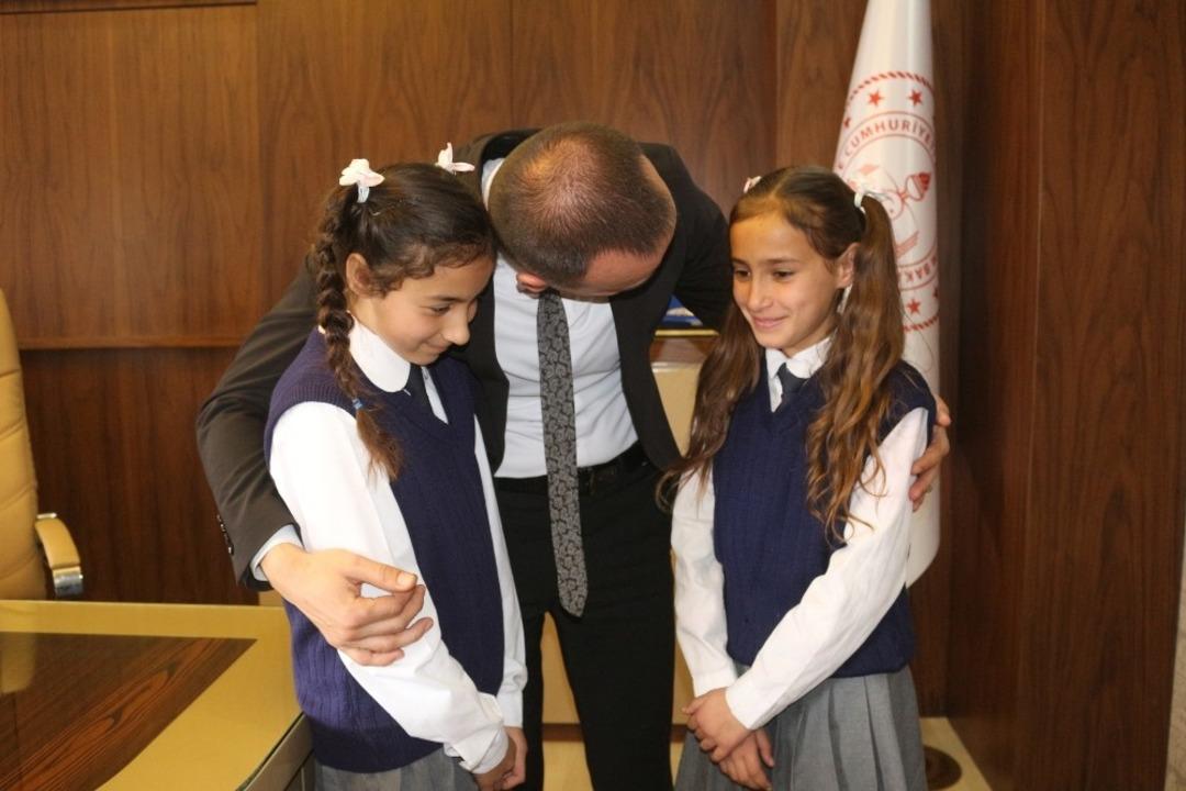 Van&rsquo;da Ağrı&rsquo;yı temsil eden &ouml;ğrenciler Milli Eğitim M&uuml;d&uuml;r&uuml; Tekin&rsquo;i ziyaret etti