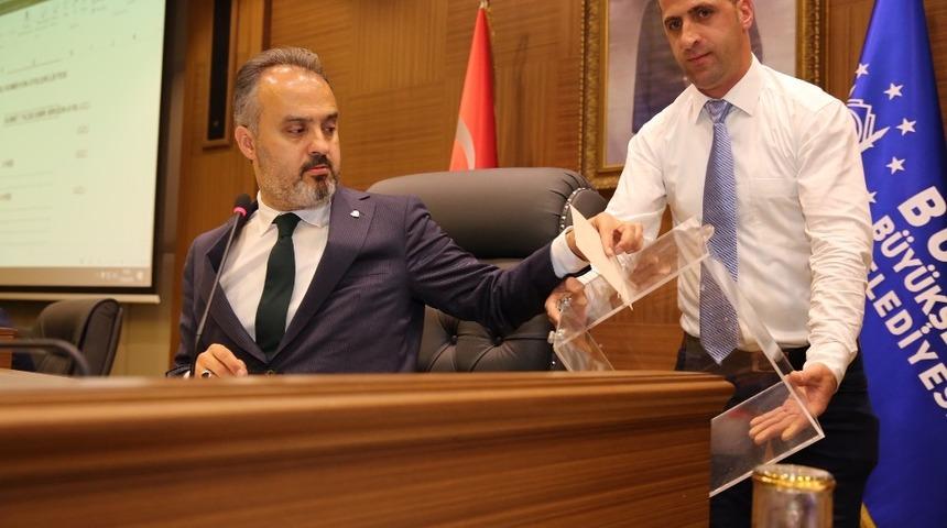 Bursa B&uuml;y&uuml;kşehir Belediyesi&rsquo;nde başkan vekilleri ve komisyon &uuml;yeleri belli oldu