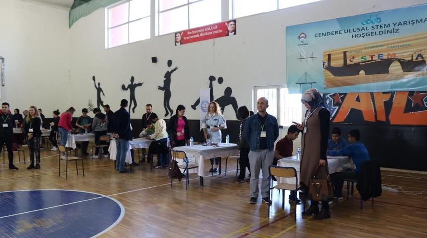 &Ouml;ğrenciler makarnadan k&ouml;pr&uuml; yaptı