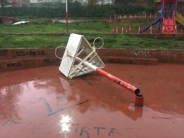 Barfiks &ccedil;ekmek i&ccedil;in asıldığı pota devrilince yaralandı 2