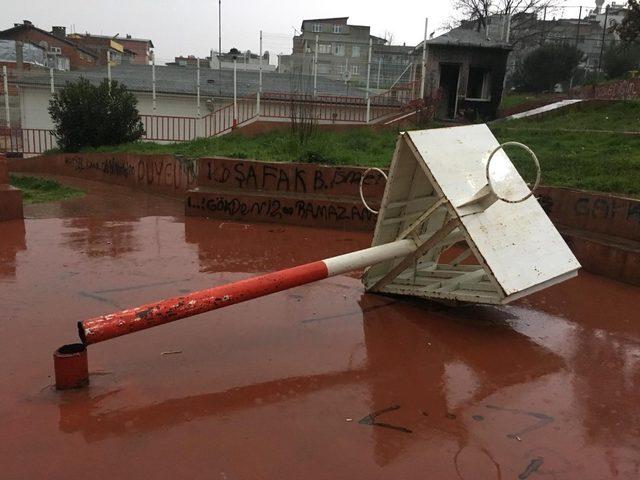 Barfiks &ccedil;ekmek i&ccedil;in asıldığı pota devrilince yaralandı 3