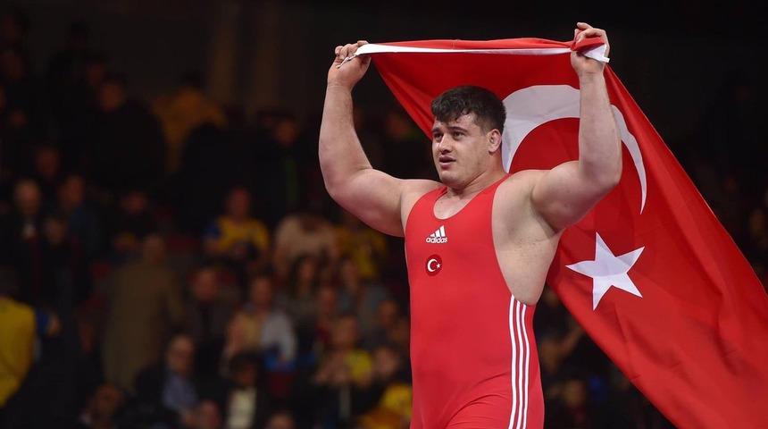 Rıza Kayaalp yine Avrupa şampiyonu (Asrın Güreşcisi Hamza Yerlikaya'nın rekorunu kırdı)