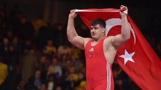 Rıza Kayaalp yine Avrupa şampiyonu (Asrın Güreşcisi Hamza Yerlikaya'nın rekorunu kırdı)