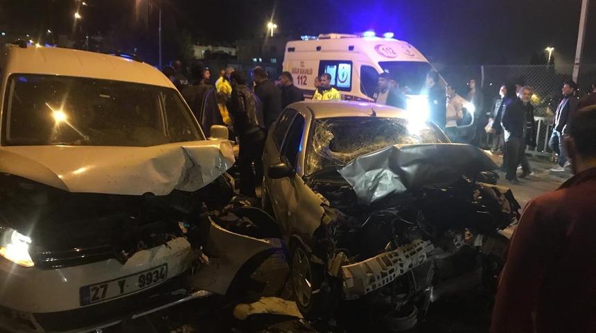 Şanlıurfa’nın Birecik ilçesinde feci kaza! Kafa kafaya çarpıştılar: Yaralılar var