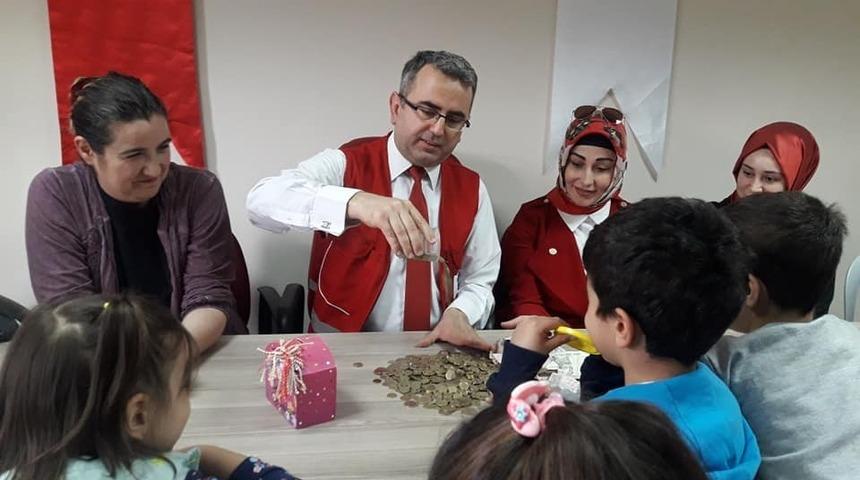 K&uuml;&ccedil;&uuml;k y&uuml;reklerden duygulandıran davranış