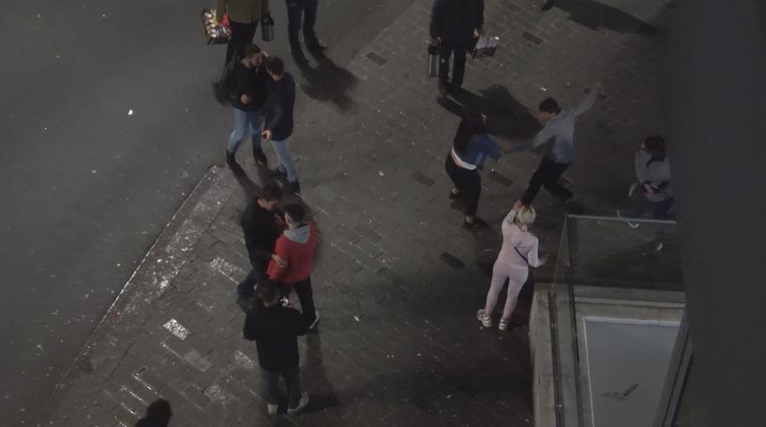 Taksim Meydanı'nda iki grup birbirine girdi! 