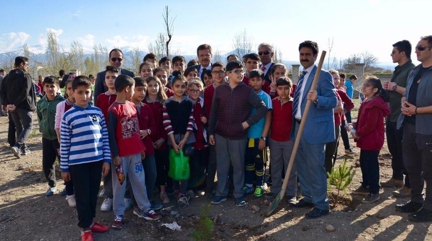 Vali &Uuml;nl&uuml; &ouml;ğrencilerle fidan dikti