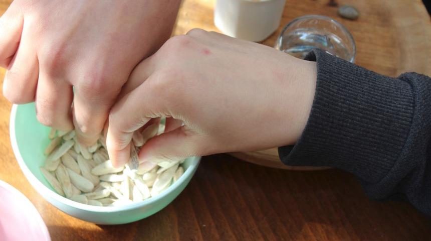 G&ouml;ren şaşıp kalıyor! Bu kafede &ccedil;ekirdeği yere atmak serbest