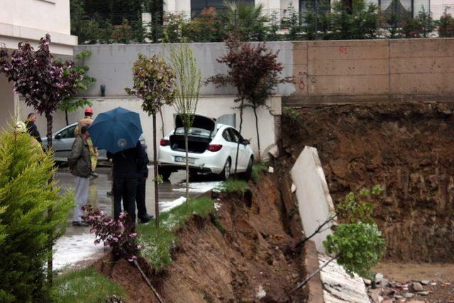 Kadıköy’de istinat duvarı çöktü, otomobil askıda kaldı