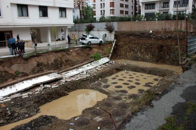 Kadıköy’de istinat duvarı çöktü, otomobil askıda kaldı