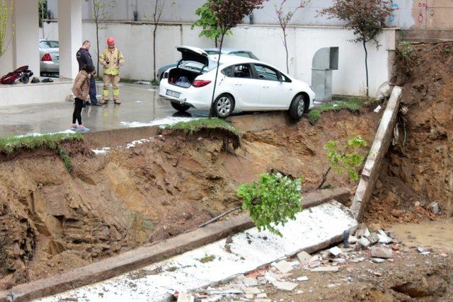 Kadıköy’de istinat duvarı çöktü, otomobil askıda kaldı