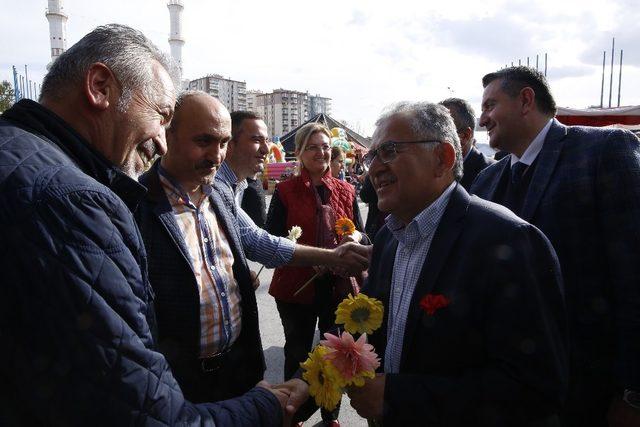 Başkan Büyükkılıç’tan Yöresel Ürünler Fuarına Sürpriz Ziyaret