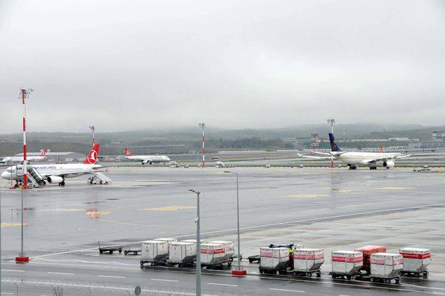 Olumsuz hava koşulları İstanbul Havalimanı'nda aksamalara neden oldu