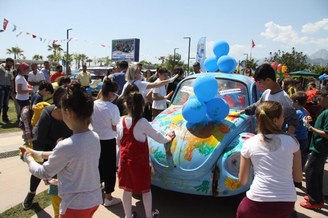 Otizme Vosvos&rsquo;u boyayarak dikkat &ccedil;ektiler