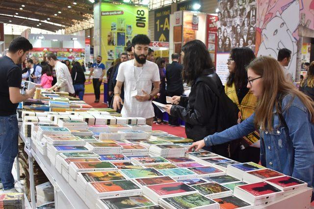 İzmir Kitap Fuarı'na son gününde yoğun ilgi