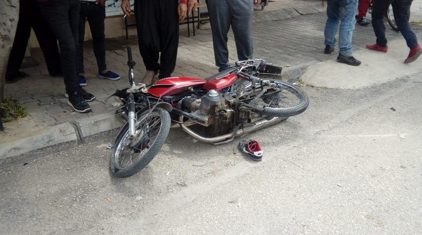 Otomobil ile &ccedil;arpışan motosikletli yaralandı