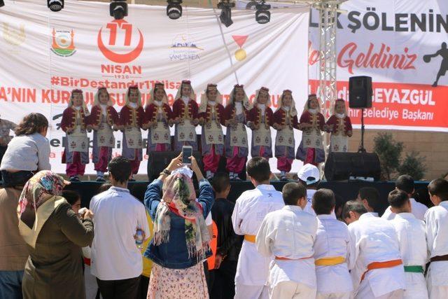 Gençlik şöleni renkli gösterile sahne oldu