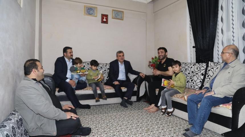 Başkan Beyazg&uuml;l, hemşehrilerini evlerinde ziyaret ediyor