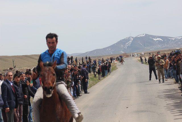 Takım elbisesini giydi, ata binerek yarışmacılara destek oldu