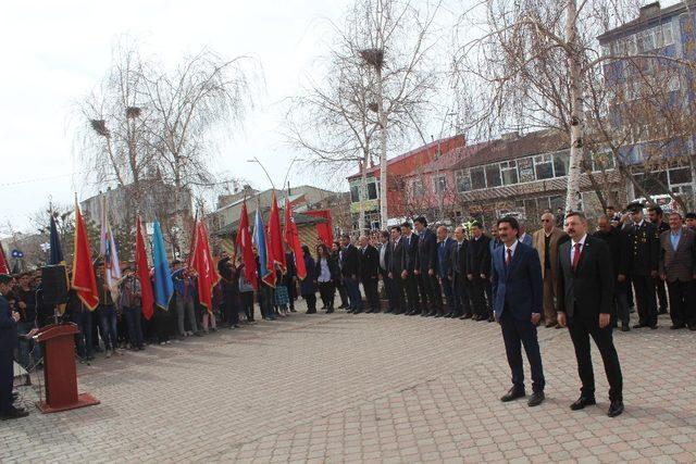 Takım elbisesini giydi, ata binerek yarışmacılara destek oldu