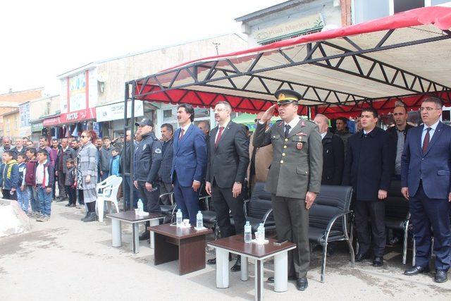 Takım elbisesini giydi, ata binerek yarışmacılara destek oldu