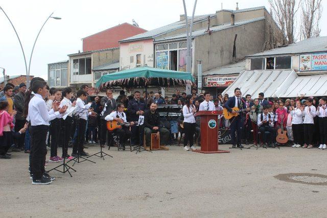 Takım elbisesini giydi, ata binerek yarışmacılara destek oldu