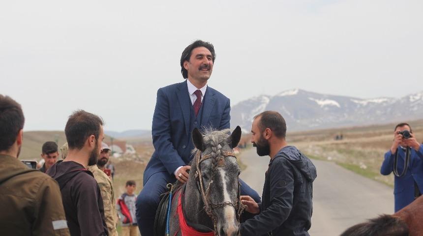 Takım elbisesini giydi, ata binerek yarışmacılara destek oldu