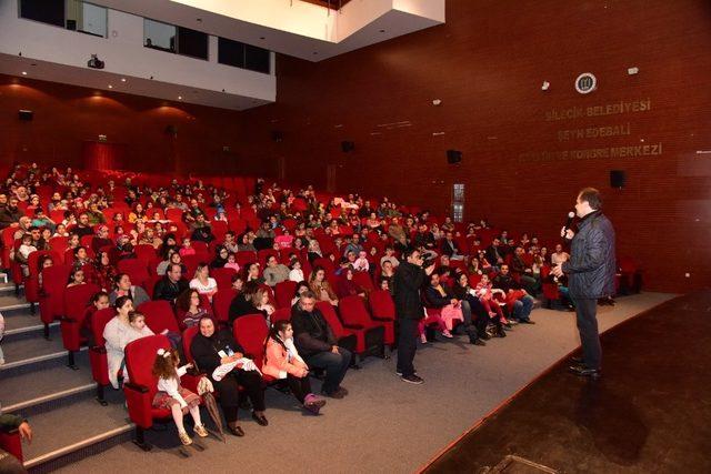 Başkan Şahin çocuklarla tiyatro oyunu izledi