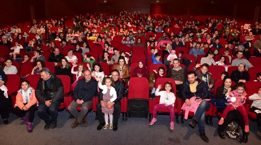 Başkan Şahin &ccedil;ocuklarla tiyatro oyunu izledi