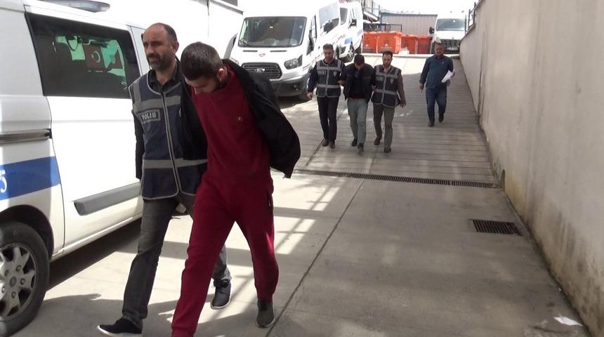 İnşaat malzemelerini taşıyamayınca ara&ccedil;la birlikte &ccedil;aldılar