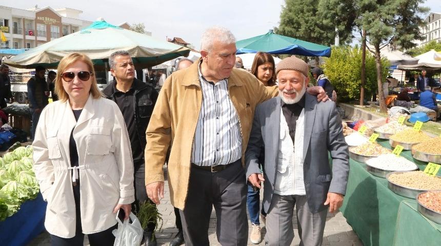 Pazarcı esnafının y&uuml;z&uuml; g&uuml;ld&uuml;