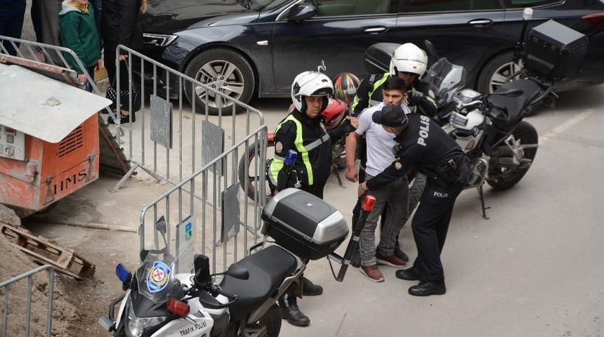 Balıkesir&rsquo;de sokak kavgasında 1 kişi bı&ccedil;akla yaralandı