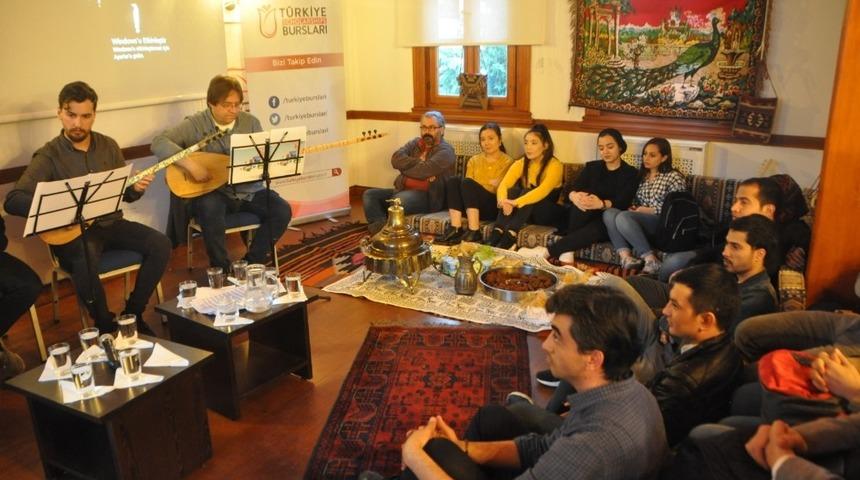 Uluslararası öğrencilere yöresel tatlar eşliğinde Türk müziği dinletisi