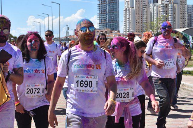 İzmir'de 'renk'li koşu