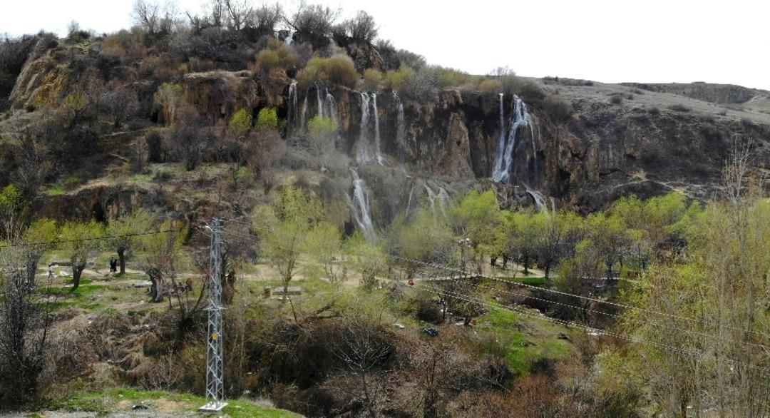 (&Ouml;zel Haber) Munzur Dağı&rsquo;ndan gelen serinlik: Girlevik Şelalesi