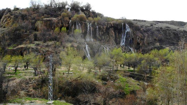 (Özel Haber) Munzur Dağı’ndan gelen serinlik: Girlevik Şelalesi