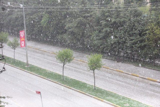 Balıkesir’de aniden başlayan dolu yağışı hayatı felç etti