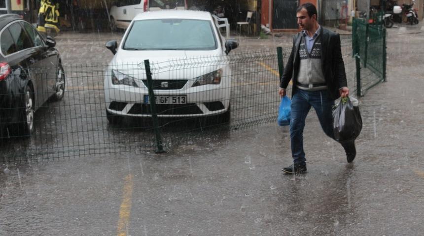 Balıkesir&rsquo;de aniden başlayan dolu yağışı hayatı fel&ccedil; etti