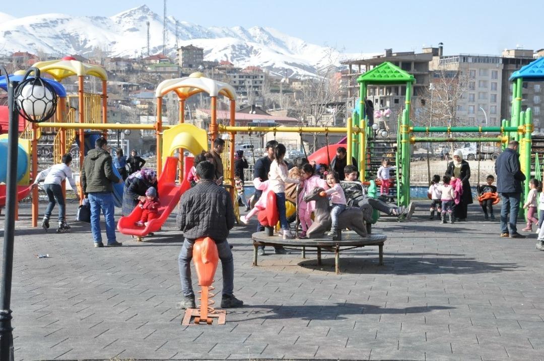 G&uuml;neşli havayı fırsat bilen Y&uuml;ksekovalılar parklara akın etti