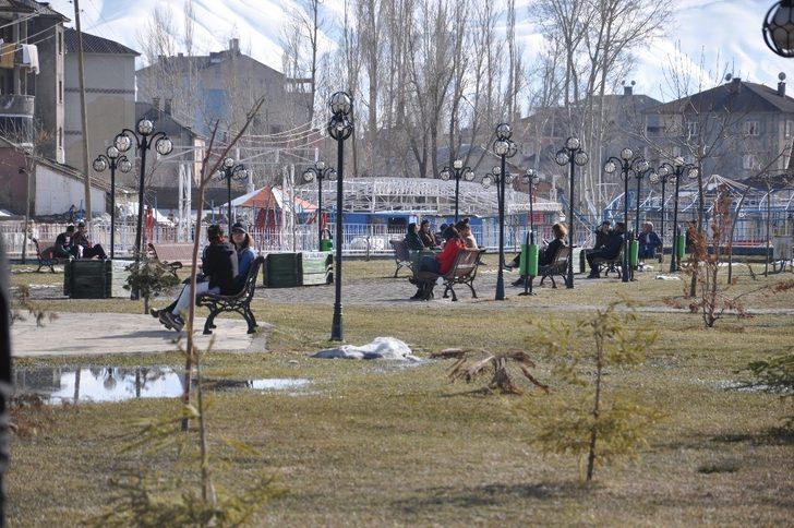 Güneşli havayı fırsat bilen Yüksekovalılar parklara akın etti G2