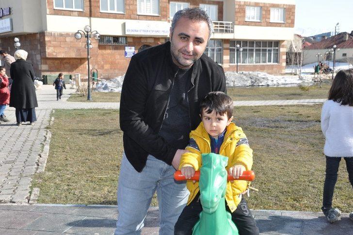 Güneşli havayı fırsat bilen Yüksekovalılar parklara akın etti G3