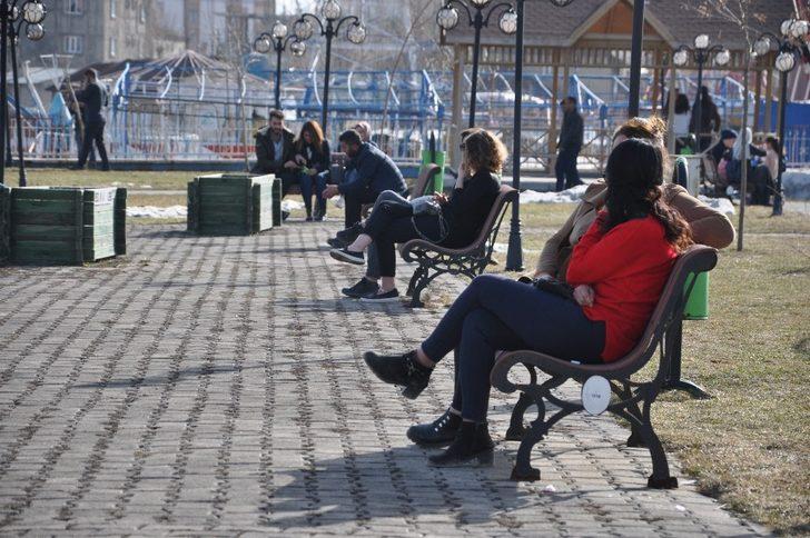 Güneşli havayı fırsat bilen Yüksekovalılar parklara akın etti G4