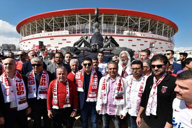 Antalyaspor’un simgesi akrep heykeli törenle açıldı