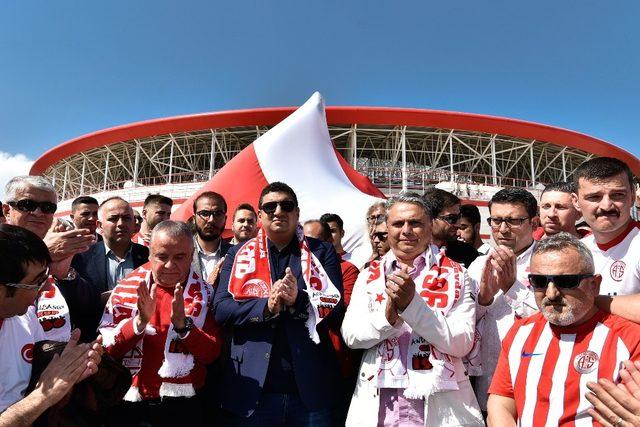 Antalyaspor’un simgesi akrep heykeli törenle açıldı