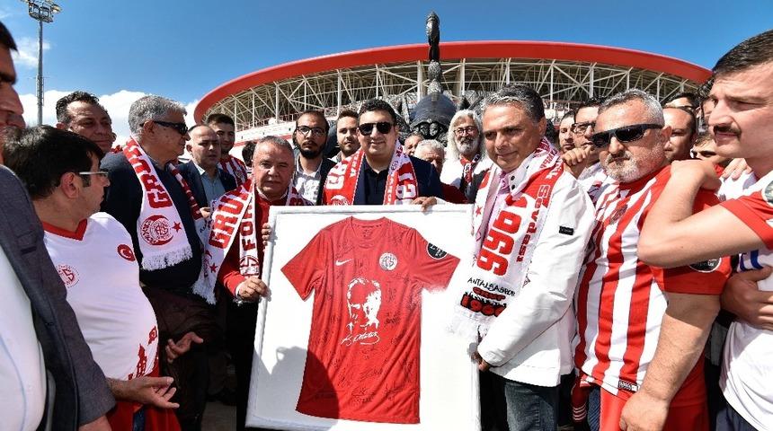 Antalyaspor&rsquo;un simgesi akrep heykeli t&ouml;renle a&ccedil;ıldı
