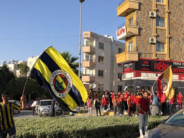 Fenerbahçe ile Galatasaray taraftarları caddede toplandı, birlikte marş söyledi