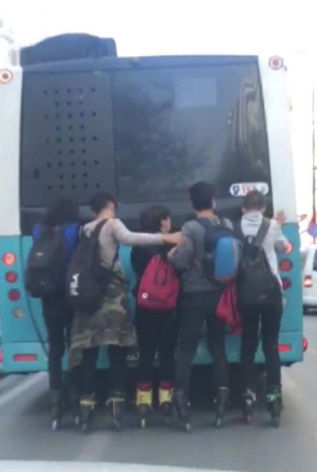 Patenli gençlerin özel halk otobüsü arkasındaki tehlikeli yolculuğu