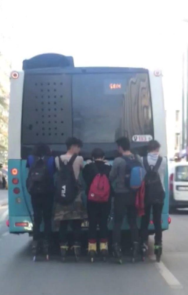 Patenli gençlerin özel halk otobüsü arkasındaki tehlikeli yolculuğu